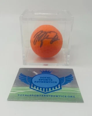 Pelota de golf firmada por Michael Jordan en estuche con certificado de autenticidad (3100167) (toros) Foto 1 de 3