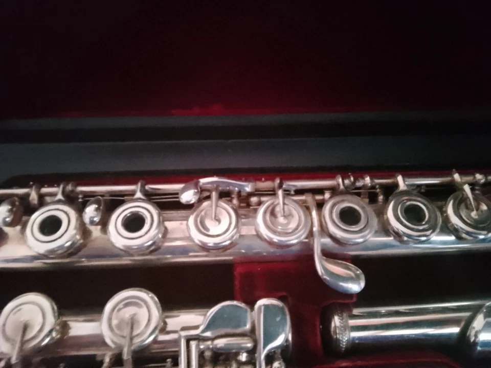 Yamaha YFL-681 Flauto Traverso con Mi Snodato - Argento - Immagine 1 di 3