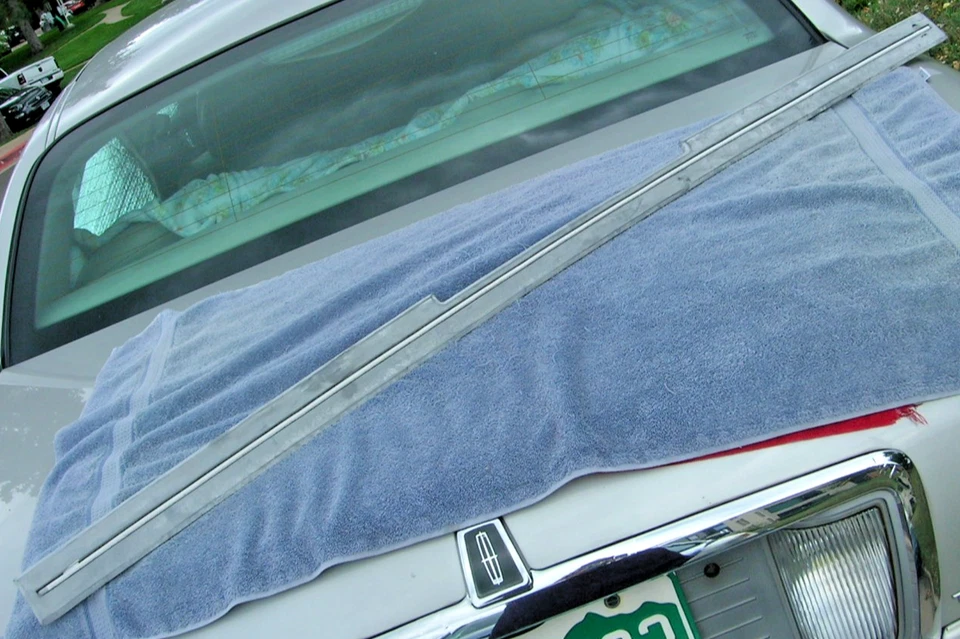 1974-1976 Cadillac DeVille Fleetwood Rear Bumper Impact Rub Strip OEM Foto 1 de 4