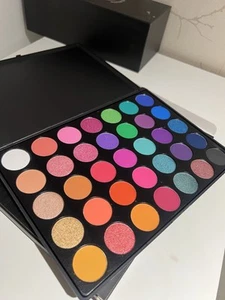 35 Colour Eyeshadow Pallette Highly Pigmented - Picture 1 of 2