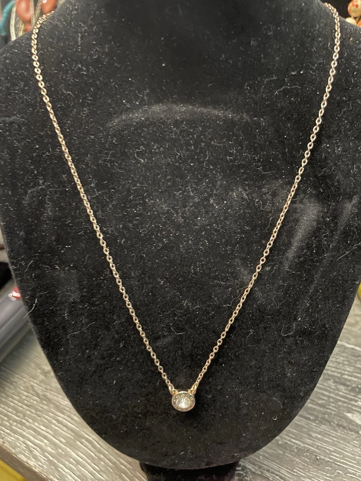 Collar solitario de cristal con bisel dorado Coach con logotipo de etiqueta colgante Foto 1 de 4