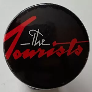 Distintivo spilla bottone vintage 1979 THE TOURISMS Annie Lennox Dave Stewart EURYTHMICS - Foto 1 di 2