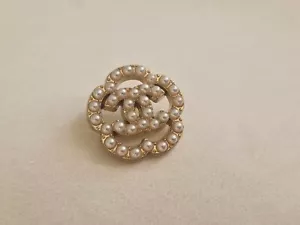 ONE CHANEL CAMELLIA FLOWER PEARL BUTTON 20mm - Picture 1 of 7