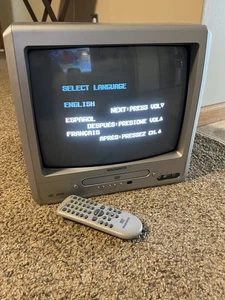 Magnavox 13" Inch MWC13D6 Retro Gaming CRT TV/DVD Player Combo w/ Remote - Picture 1 of 6