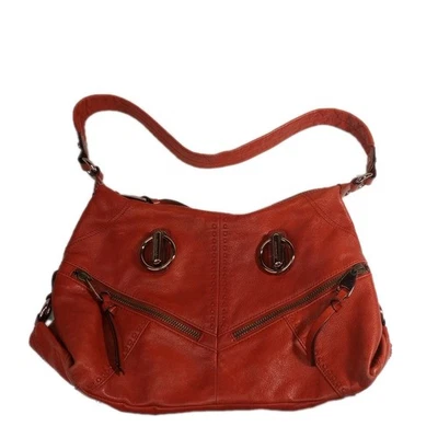 Bolso Hobo de Hombro B Makowsky Cuero Guijarro Rojo Logo Forro Estampado Animal  Foto 1 de 4