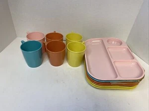 Juego de 6 bandejas y tazas de picnic vintage de plástico colonial MFG Co. - Imagen 1 de 11