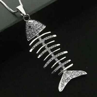 Colgante de calavera de pez de diamante simulado de corte redondo de 3 quilates enchapado en oro blanco de 14 k Foto 1 de 4