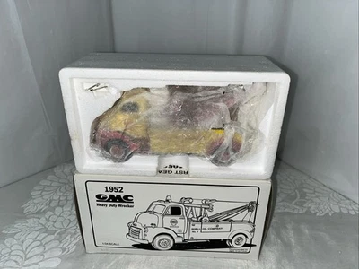 First Gear SHELL Oil 1952 GMC Tow Recovery Wrecker 1:34  18-1071 - Image 1 of 4