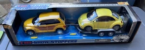 MAISTO 1:18 Show Stoppers 2001 Chrysler PT Cruiser Wood 1:18 Volkswagen Beetle - Picture 1 of 6