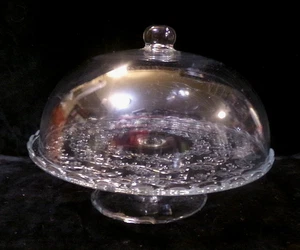 VINTAGE KLARGLAS SOCKEL KUCHENSTÄNDER mit geprägten Blumen und KUPPELABDECKUNG - Bild 1 von 9