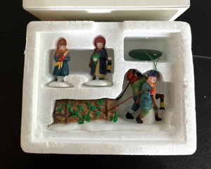 NUEVO COMO NUEVO DE COLECCIÓN Dept.56 Trayendo a casa el tronco de Navidad HERTAGE VILLAGE 55581 - Imagen 1 de 6