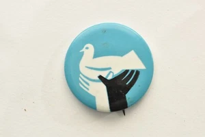 Vintage 1971 Peace Button – Black & White Hands Lifting Dove – Anti-Vietnam - Picture 1 of 2