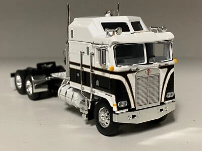 MARCO LARGO AERODYNE KENWORTH K100 BLANCO Y NEGRO DCP 1/64 CON MOTOR CAT Foto 1 de 2