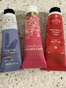 Bath & Body Works 2 libbre torta di fragole e 1 crema mani alla lavanda vaniglia 1 oz - Foto 1 di 1
