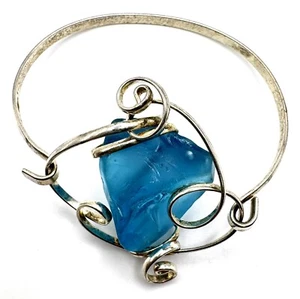 Silberfarbenes Armband mit Draht umwickelt blaues Seeglas - Bild 1 von 5