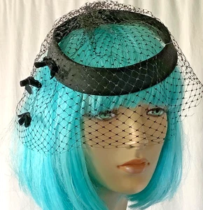 Vintage verschleierter Cocktail Hut schwarz Kreis Heiligenschein launisch Pillbox 60er sexy Netz Schleier - Bild 1 von 8