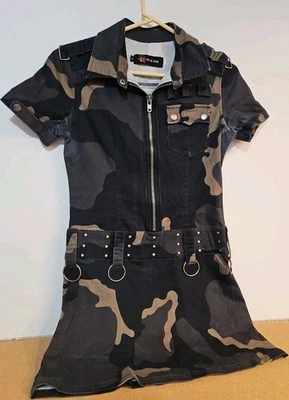 Vestido Y2K Goth Illig Militar Camuflaje Anillos Remaches Metal Hot Topic Tripp NYC  Foto 1 de 4