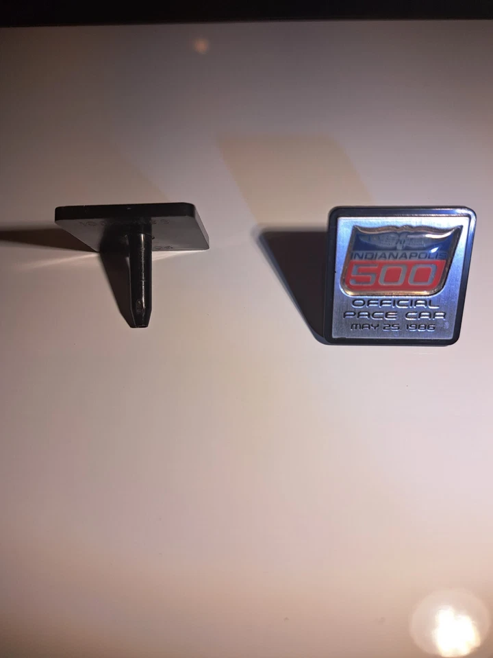 Nuevo de Lote Antiguo Chevy Corvette Indianapolis 500 1986 emblema de tablero, coche de ritmo oficial, raro Foto 1 de 4
