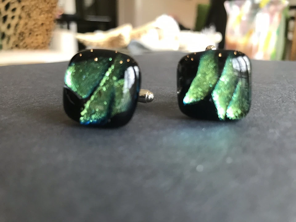 Gemelos de vidrio dicroico firmados por artista/negro y verde Foto 1 de 4