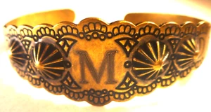 Vintage Ureinwohner Südwesten Concho Buchstabe M Messing Glocke Manschette Armband klein bis mittel - Bild 1 von 7