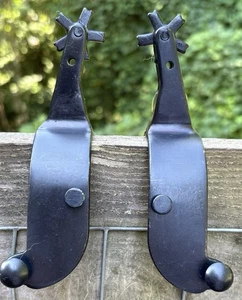 Pair Men’s Black Steel Bronc Riding Spurs 5 Degree Shank - Picture 1 of 5