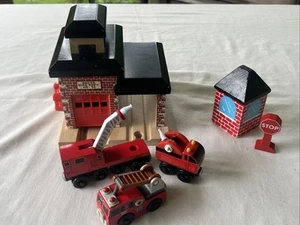 Thomas & Friends Wooden Train FIRE DEPARTMENT DEPT 36 & TRUCK LOT VGUC - Foto 1 di 10