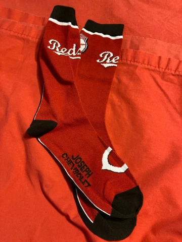 (1) PAIR CINCINNATI REDS TEAM LOGO SOCKS UNISEX BRAND NEW SIZE FITS MOST Cover