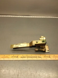New Air Leveling Valve Assembly 22069066. MCI 22069147, S-E883, 25-9999-00827  - Picture 1 of 3