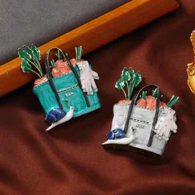 Broche Cesta Vegetales Vintage Estilo Pastoral Esmaltado y Esmaltado Bolsa Zanahoria Prendedor Foto 1 de 4