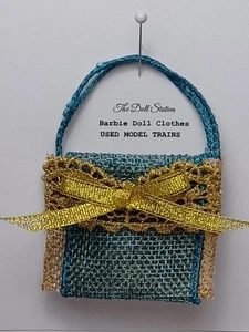 BOLSO DE COMPRAS PARA MUÑECAS DE MODA-BOLSO VERDE AZULADO CON ENCAJE DORADO Y LAZO NAVIDAD SUBESTATE - Imagen 1 de 2