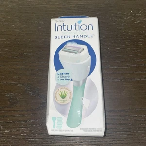 Schick Intuition Rasoio Elegante da Donna con Pelle Sensibile | 1 Rasoio e 3 Intuit - Foto 1 di 1