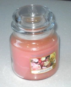 YANKEE CANDLE ORIGINAL FRESH CUT ROSES HOUSEWARMER 411g JAR  65-75 HRS - Picture 1 of 3
