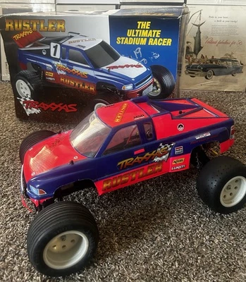 TRAXXAS RUSTLER 3710 - ELECTRIC REMOTE CONTROL CAR - Image 1 of 4