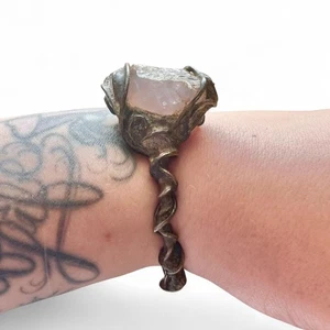 Vintage Armband Rosenquarz Rohkristall Lila Rosa Blumen Ranke Silber Manschette - Bild 1 von 7