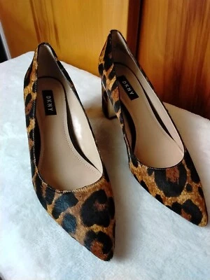 DKNY женские туфли кожи коренастый каблук насосы вкратце носок кожи верхний размер 7 М - Изображение 1 из 4