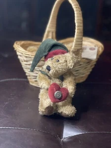 Boyds Bär 6 Zoll rot und grün Hut und rotes Herz-Archiv Serie. Poseable Arme Beine - Bild 1 von 4