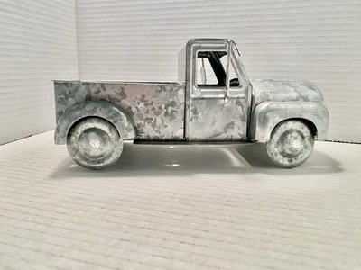 Maceta de camión plateada galvanizada envejecida - Decoración rústica para jardines y patios Foto 1 de 4