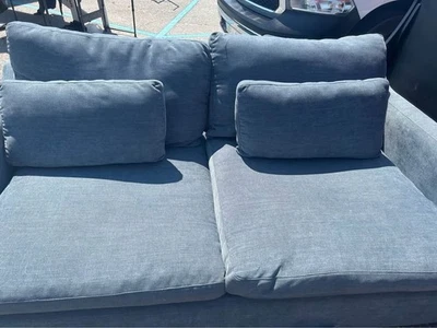 Sofá Cindy Crawford azul con almohadas a juego Foto 1 de 4