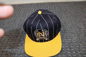 Vintage Notre Dame Fighting Irish Mütze Kappe Starter Druckknopflasche Logo Nadelstreifen - Bild 1 von 11