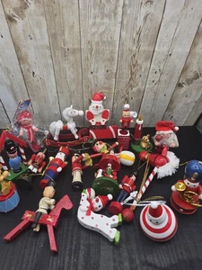 30 Vintage kleine kitschige handbemalte Christbaumschmuck aus Holz 2" - 3"  - Bild 1 von 17