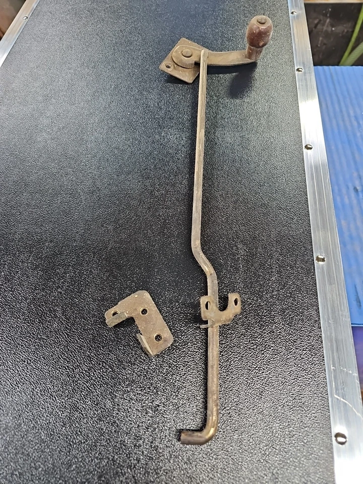 Herrajes antiguos de cerradura de mesa de roble aserrado en cuartos Foto 1 de 1