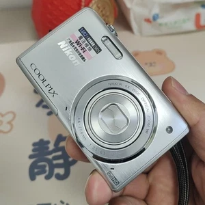 Nikon COOLPIX S5200 Digital Camera 16.0 MP 6x Optical Zoom with Accessories - Picture 1 of 6