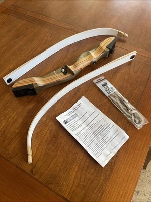 Vintage  Fleetwood 62"  29LB take down recurve archery bow with string - Image 1 of 4