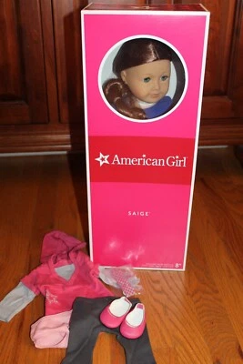 American Girl SAIGE Sage MUÑECA + Libro más BONO Just Like You OUTFIT Set Foto 1 de 4