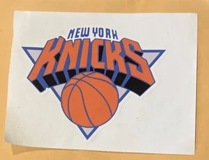 New York Knicks 4,75” X 4” IDecal/Adesivo per Auto/Camion/Finestra/Parete - Foto 1 di 1