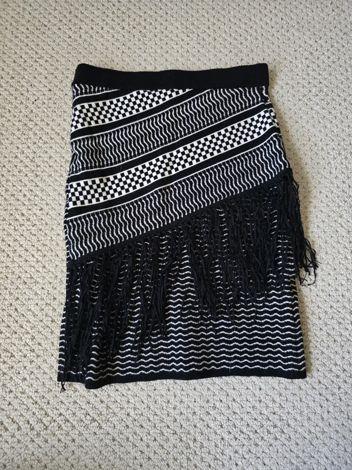 Falda Romeo & Juliet Alta Costura Bodycon Lápiz Flecos Mini Negra Para Mujer Pequeña Foto 1 de 4