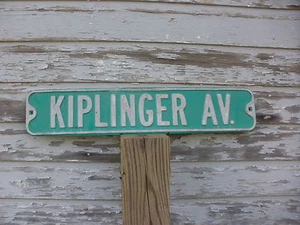 "KIPLINGER AV." Authentisches Vintage geprägtes Straßenschild mit erhöhtem Buchstaben - Bild 1 von 3
