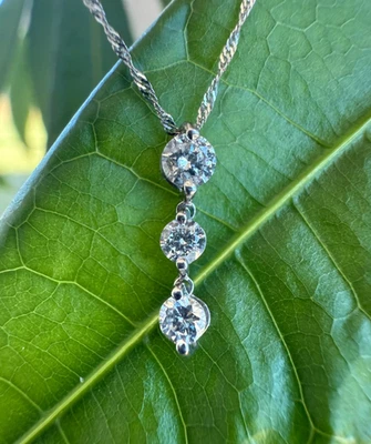 Collar colgante de diamantes naturales de tres piedras de 0,3 quilates cadena de platino Singapur de 16" Foto 1 de 4