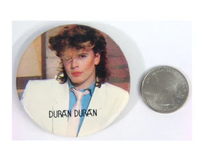 De Colección Duran Duran Pinback Botón, John Taylor Años 80 Banda Pelo Música Glamour, Pelo Grande - Imagen 1 de 2