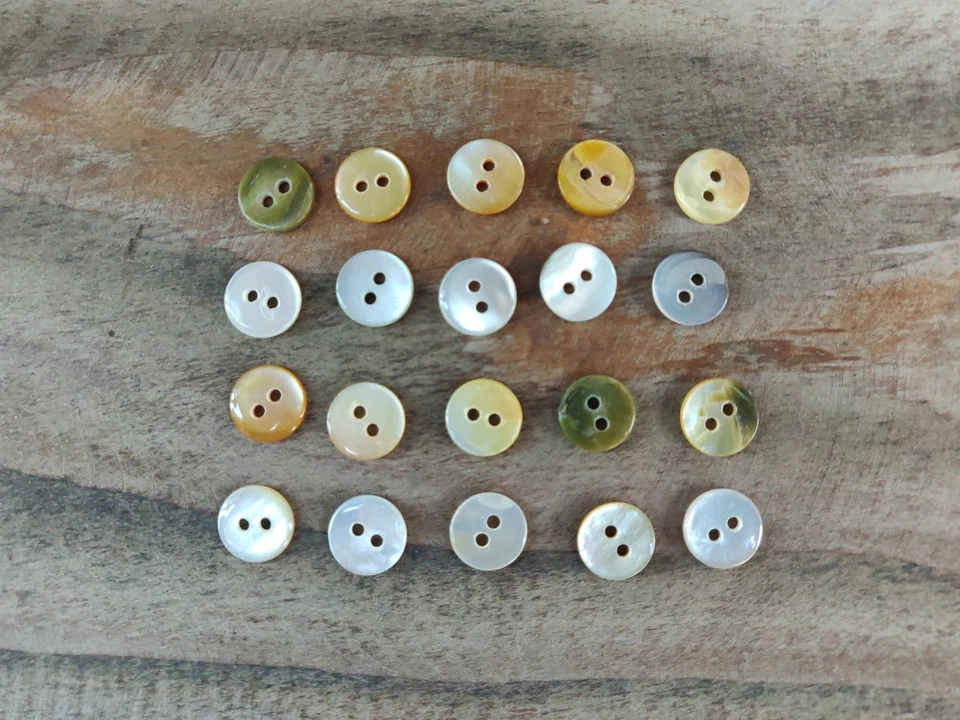20 grün braune Perlmutt Knöpfe 1cm Perlmuttknöpfe - Bild 1 von 1
